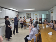 매탄2동 오선희 신임 동장이 한국1차아파트 등 관내 경로당(무더위쉼터)을 방문했다.  