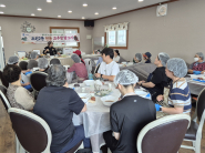 조원2동 주민들이 전통 고추장 담그기 체험을 하고 있다.