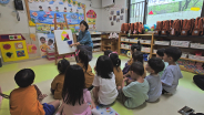 매탄4동 새마을문고회 이경미 회장이 어린이집에서 책을 읽어주고 있다.