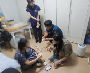 사진)경찰이 여성안심패키지를 전달하고 있다.   