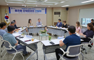 율천동 단체장협의회가 김인배 장안구청장과 지역 현안 및 발전 방안을 논의하고 있다.