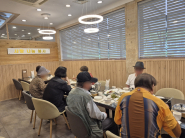 수원 이교수 한정식 식당에서 어르신들이 식사를 하고 있다. 