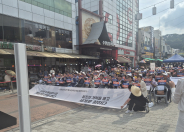 기념사진을 촬영하는 내빈과 시민들