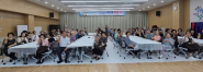 봉사자들과 자원봉사 단체 회원들, 그리고 초청받은 어르신들이 다 함께 손하트 포즈를 취하고 있다.