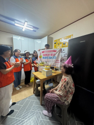 망포2동 지역사회보장협의체 위원들이 7월 생신을 맞은 어르신을 가정방문 후 생신을 축하 하고 있다. 