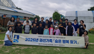 결연아동과 원장들이 함께 기념촬영을 하고 있는 모습