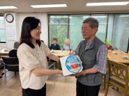 망포1동에서 관내 경로당에 초복맞이 수박을 전달하고  있다.