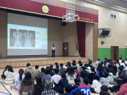 수원시 근골격 건강증진 사업에 참여한 학생들이 척추 건강교육을 받고 있다.     