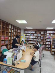 세류3동 새마을문고에서 아이들이 독후프로그램을 열중하여 듣고 있다.
