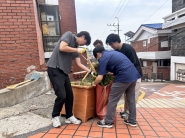 동 직원들이 방치 화분 흙을 정리하고 있다. 