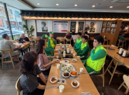 화서2동장과 환경관리원 식사 전 자리 참석하여 간담회 진행하는 모습 