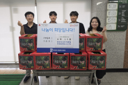 파장동직원과 한국인프라관리(주)직원이 파장동행정복지센터에서 기부한 수박앞에서 사진을 찍고있다
