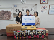 하나님이보시기좋은교회에서 광교2동 행정복지센터에 삼계탕 밀키트를 전달하는 모습.