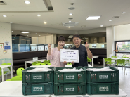 SK청솔노인복지관에서 경기지식품 김치 후원전달식을 진행하고 있다. 