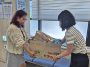 고등동 행정복지센터에서 사례대상자에게 식료품 꾸러미를 전달하고 있다. 