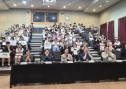 제5회 수원특례시 청소년 정책제안대회 참가 청소년과 관계자들이 본선대회를 마친 뒤 기념촬영을 하고 있다.