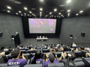지난 7월 24일 수원시미디어센터에서 〈수카바티: 극락축구단〉 상영 후 관객과의 대화가 열리고 있다. 객석 곳곳에는 FC안양을 상징하는 보라색 유니폼을 입은 관객들이 자리했다.