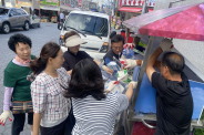 공순정 연무동장이 연무시장에서 참여자들과 유용생활폐자원을 수거하고 있다.