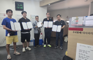 합격자격증을 들고 노숙인들이 기념사진을 찍고 있다.