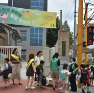 지동 단체회원이 지동초등학교 학생을 대상으로   새마을문고를 홍보하고 있다.