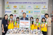 영덕초·매원초 학생들과 학교사회복지사, 영통종합사회복지관에 직접 만든 안마봉 전달