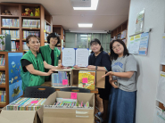 정2새마을문고 봉사자들이 정2새마을문고에서 도서 를 정비하고  아동복지시설에 아동도서 400여권을 기증했다.