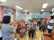 매탄1동지역사회보장협의체 위원들이 어르신들과 함께 맨손체조를 하고 있다