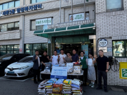 수원시 펜싱협회가 세류3동 행정복지센터에 쌀 10kg 50포를 전달하고 기념촬영을 하고 있다
