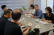 김인배 장안구청장이 상인회을 방문하여 전통시장 활성화를 위한 논의를 펼치고있다.