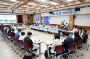 수원특례시의회 김미경 의장과 유재광 부의장을 비롯한 권선구 지역 시의원들이 3일 권선구청 대회의실에서 열린 ‘2026년 하반기 권선구 시의원 초청 간담회’에서 지역 현안을 논의하고 있다.