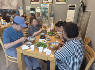 어르신들이 폭포농원 식사대접으로 맛있게 점심을 드시고 계신 모습