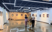 주은화 개인전 《시나브로 2026》를 찾은 최영희 행궁동장(가운데), 천영숙 이음갤러리 관장(왼쪽), 주은화 작가(오른쪽)가 전시장에서 기념촬영을 하고 있다.
