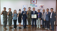 3대대장이 장안구청장에게 감사장을 수여하고 기념사진을 촬영하고 있다.