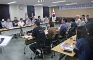 지역구 의원 및 동 단체장이 설계안에 대해 논의하고 있다 