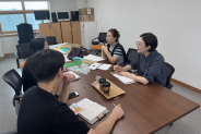조원1동과 수원여대 패션디자인학과가 업사이클링에 대해 논의 중이다