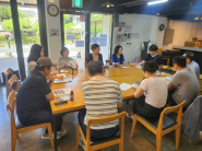 지동주민자치회 마을공동체분과위원회에서 2026년 마을리빙랩 사업방안에 대해 논의하는 장면