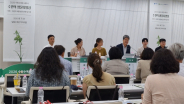 전 정일 신구대학교식물원 교수가 좌장이되어 종합토론이 이루어지고 있다.