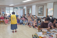 파장경로당 어르신들이 경로당에서 치매예방 팔찌를 만들고 있다