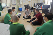 환경관리원(기동반)을 비롯한 현장근무자들에게 온열질환 예방교육을 진행하고 있는 모습