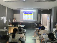 경기대 국제교육원 외국인 학생들을 대상으로 분리배출 교육을 실시하고 있다.