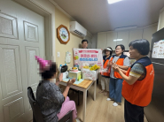 망포2동 지역사회보장협의체 위원들이 어르신 가정을 방문하여 생신을 축하드리고 있다. 