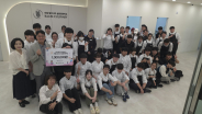 라움컬리너리실용전문학교 재학생들과 후원금 전달식을 진행하고 있음. 