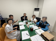 권선구 주정차위반 의견진술 심의위원들이 간담회를 갖고 의견을 나누고 있다.