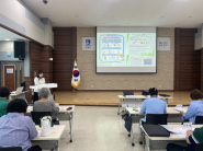 김지원 행정민원팀장이 투명페트병 별도 분리배출 교육을 실시하고 있다.