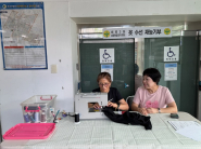 <사진> 세류3동 새마을부녀회 ‘옷 고치미 동행’ 봉사자들이 재봉틀을 이용해 어르신들의 의류를 정성껏 수선하고 있다.