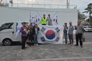 새마을지도자영화동협의회 회원들이 장안구 일대에 태극기를 게양하고 있다.