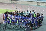 경기전 감독님의 지시를 듣고 있는 수원중 축구부 선수 