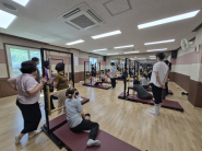 정자3동 건강교실에서 주민들이 ‘뇌를 활성화하는 근신경운동’ 수업에 참여하고 있다. 