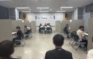  '8월 일자리 두드림 구인·구직의 날' 채용 행사에 참가한 구직자들이 면접을 보고 있다.     
