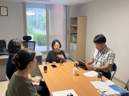 경로당 회장님의 의견을 청취하고 있다.